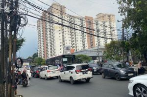 Kondisi Jalan Ciledug Raya dengan kabel melintang yang sebabkan kecelakaan sepeda motor, Senin (19/5/2025).(Hanifah Salsabila)