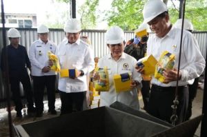 Kepala Barantin Sahat M Panggabean (kanan), Ketua Komisi IV DPR RI Siti Hediati Hariyadi atau yang akrab disapa Titiek Soeharto (kedua kanan) dalam pemusnahan 983,5 kilogram pakan burung asal Jerman
