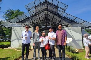 Dari kiri ke kanan: Peresmian Rumah Kaca Hoya bertepatan dengan momentum Hari Ulang Tahun (HUT) ke-208 KRB.