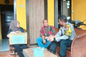 Kapolres Metro Depok, Kombes Pol Abdul Waras memberikan santunan kepada sopir angkot yang menjadi korban penyerangan oleh OTK, Selasa (20/5/2025).( TribunnewsDepok.com/M Rifqi Ibnumasy)