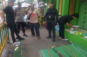 Temuan empat senjata tajam dan dua senjata tumpul di markas ormas di Pejaten Timur, Jakarta Selatan oleh kepolisian, Senin (19/5/2025) (Foto: dokumentasi Polres Jakarta Selatan).(Hanifah Salsabila)