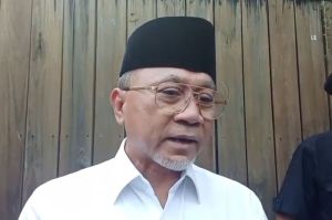 Menteri Koordinator Bidang Pangan Zulkifili Hasan usai mengunjungi rumah duka almarhum Ibrahim Assegaf atau suami jurnalis senior Najwa Shihab di Jalan Jeruk Purur Buntu, Pasar Minggu