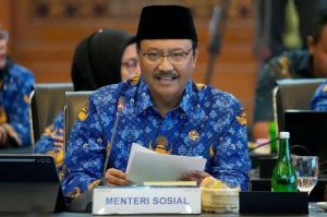 Menteri Sosial (Mensos) Saifullah Yusuf saat mengikuti Rapat Koordinasi Tingkat Menteri terkait Sarana Prasarana dan Infrastruktur Jaringan Sekolah Rakyat di kantor Kementerian Sosial (Kemensos),