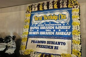 Karangan bunga dari Presiden RI Prabowo Subianto untuk almarhum Ibrahim Assegaf atau suami jurnalis senior Najwa Shihab, Selasa (20/5/2025).(KOMPAS.com/DINDA AULIA RAMADHANTY)