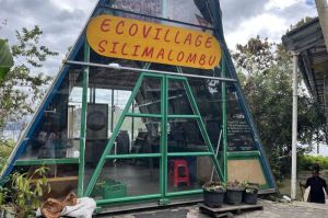 Tampak depan Ecovillage Silimalombu, Pulau Samosir, Sumatera Utara, Jumat (16/5/2025). (Kompas.com/ Suci Wulandari Putri)