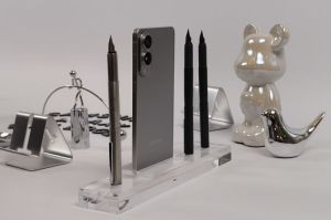 Tampilan Samsung Galaxy S25 Edge varian Titanium Silver. Ponsel tipis ini memiliki dimensi ketebalan hanya 5,8 mm dan bobot sekitar 163 gram. Foto menampakkan perbandingannya dengan pena.