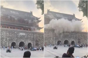 Tangkapan layar dari video genteng Menara Genderang (Drum Tower) Fenyang berusia 650 tahun yang ambruk di Provinsi Anhui, China, 19 Mei 2025.(YOUTUBE via STRAITS TIMES)