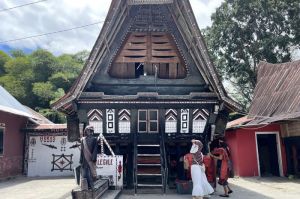 Lokasi manortor dengan boneka kayu Sigal Sigale-gale, Desa Tomok, Kabupaten Samosir, Sumatera Utara, Jumat (16/5/2025). (Kompas.com/ Suci Wulandari Putri)