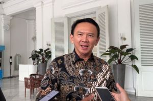 Mantan Gubernur Jakarta Basuki Tjahja Purnama (Ahok) mendatangi Balai Kota Jakarta pada Rabu (21/5/2025).(Kompas.com/ Ruby Rachmadina)