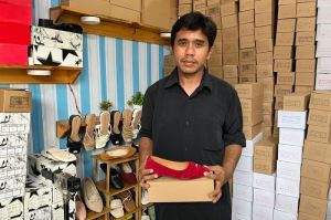 Sonny Agustina, pemilik usaha alas kaki yang memanfaatkan platform lokapasar Shopee untuk memasarkan produknya. (KOMPAS.com/ELSA CATRIANA)