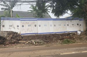 Tembok jebol Gudang SDA di Pasar Minggu yang ditutup terpal sebagai ganti penutup sementara pasca rubuh karena hujan, Rabu (21/5/2025).(Hanifah Salsabila)