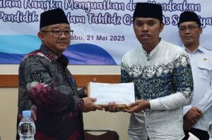 Menteri Pendidikan Dasar dan Menengah Abdul Mu'ti (kiri) memberikan uang santunan kepada perwakilan ahli waris 13 guru SD IT As Syafi'iyah yang mengalami kecelakaan di Kalijambe, Purworejo.
