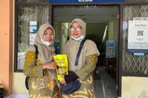 Sana (49), warga asal Grogol, Limo, Kota Depok, setelah menukar minyak jelantah ke minyak goreng di Balai Kota, Rabu (21/5/2025).(KOMPAS.com/DINDA AULIA RAMADHANTY)