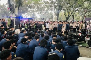 Sejumlah massa menggelar aksi unjuk rasa di depan Gedung Balai Kota Jakarta, Jakarta Pusat, Rabu (21/5/2025).(Kompas.com/ Ruby Rachmadina )