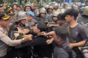 Aksi unjuk rasa di depan gedung Balai Kota Jakarta berujung ricuh pada Rabu (21/5/2025). Massa dan aparat kepolisian terlibat saling dorong hingga bentrok fisik.(Kompas.com/ Ruby Rachmadina)