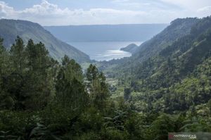 Pemandangan Danau Toba dari The Kaldera Toba Nomadic Escape.