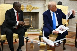 Presiden Amerika Serikat Donald Trump menunjukkan foto dan artikel yang diklaim mendukung isu genosida warga kulit putih di Afrika Selatan