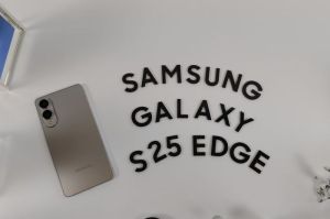 Samsung Galaxy S25 Edge varian warna Titanium Silver. (KOMPAS.com/Marsha Bremanda)