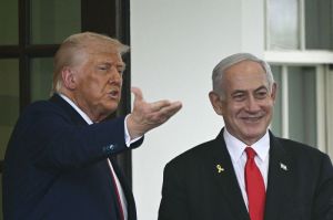 Presiden Amerika Serikat Donald Trump (kiri) saat mengantarkan Perdana Menteri Israel Benjamin Netanyahu (kanan) keluar dari Gedung Putih, Washington DC, 7 April 2025.(AFP/BRENDAN SMIALOWSKI)