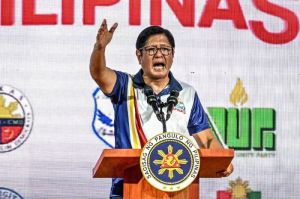 Presiden Filipina Ferdinand Marcos Jr saat berkampanye untuk mendukung calon senator dari partainya di Mandaluyong, Metro Manila, 9 Mei 2025.(AFP/JAM STA ROSA)