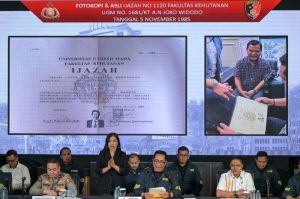 Polisi menampilkan foto dari fotokopi ijazah Jokowi (gambar besar kiri) dan foto dari ijazah asli Jokowi yang sedang dipegang (gambar kecil kanan). (Fauzan/ANTARA FOTO) (Fauzan/ANTARA FOTO)