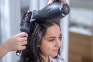 Cara blow rambut sendiri di rumah.(Pexels)
