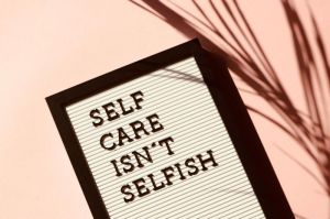 Tips menciptakan zona nyaman yang baik untuk kesehatan mental.(Pexels/MADISON INOUYE)