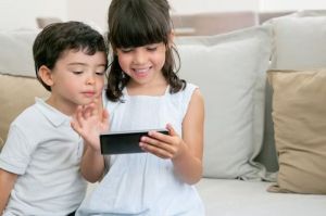 ilustrasi anak main hp(freepik)