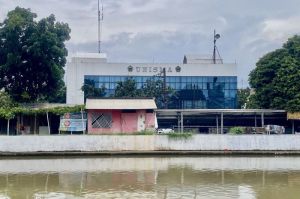 Deretan bangunan liar yang berdiri di bantaran Kalimalang samping Universitas Islam 45 (Unisma) Bekasi.(ACHMAD NASRUDIN YAHYA/KOMPAS.com)