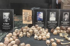 Simbolisasi tengkorak di acara diskusi publik tolak Soeharto jadi pahlawan nasional, di kawasan Jakarta Pusat, Sabtu (24/5/2025).(KOMPAS.com/NICHOLAS RYAN ADITYA)