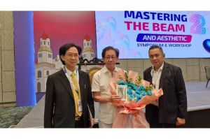 Direktur PT Industri Jamu Dan Farmasi Sido Muncul Tbk Dr (HC) Irwan Hidayat (tengah) menerima bunga sebagai bentuk apresiasi dalam acara Morning Talk Show Symposium Mastering The Beam 2 and Aesthetic