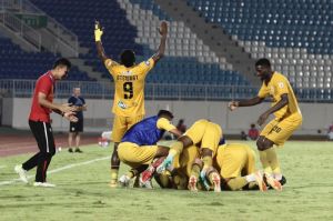 Para pemain Semen Padang merayakan gol Filipe Chaby pada pertandingan pekan terakhir Liga 1 2024-2025 Arema FC vs Semen Padang di Stadion Kanjuruhan, Kepanjen, Kabupaten Malang, pada Sabtu (24/5/2025)