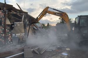 Momen markas GRIB Jaya Pondok Betung, Kecamatan Pondok Aren, Tangerang Selatan (Tangsel), dibongkar dengan menggunakan eskavator.(Intan Afrida Rafni )