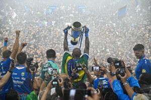 Perayaan juara Liga 1 2024-2025 untuk Persib Bandung berlangsung kacau, Bobotoh invasi lapangan, penyerahan trofi tidak seperti semestinya di Stadiong Gelora Bandung Lautan Api (GBLA),