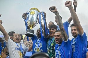 Persib Bandung juara Liga 1 2024-2025, angkat piala di Stadion Gelora Bandung Lautan Api (GBLA), Sabtu (24/5/2025). (KOMPAS.com/ADIL NURSALAM)