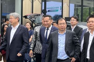 Chairman Chery Automobile Yin Tongyue (kiri) dan President of Chery International, Zhang Guibing (tengah.(KOMPAS.com/Gilang)