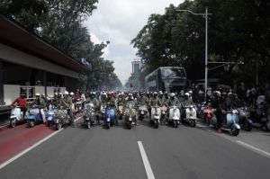 Ribuan scooterist dari berbagai daerah memadati Pintu barat daya, Monas, Jakarta Pusat Pancoran, untuk mengikuti acara tahunan Jakarta Mods Mayday ke-15, Sabtu (24/05/2025). (KOMPAS.com/Gilang)