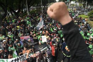 Sejumlah pengemudi ojek daring (ojol) melakukan aksi demonstrasi di kawasan Patung Kuda, Jakarta, Selasa (20/5/2025).