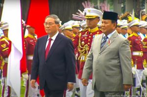 Presiden Prabowo menyambug PM China Li Qiang, prosesi pengecekan pasukan, Istana Merdeka, Jakarta, 25 Mei 2025. (Tangkapan layar YouTube Istana Presiden)(Tangkapan layar YouTube Istana Presiden)