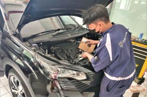 Proses mengganti drive belt(Foto: Peugeot)