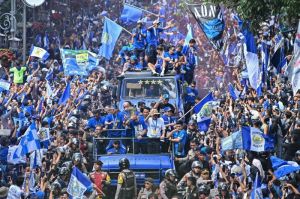 Pawai Persib Bandung juara Liga 1 2024-2025 pada Minggu (25/5/2025). (KOMPAS.com/ADIL NURSALAM)
