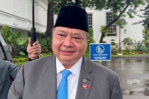 Menteri Koordinator (Menko) Bidang Perekonomian Airlangga Hartarto di Kompleks Istana, Jakarta, Minggu (25/5/2025).(KOMPAS.com/Rahel)