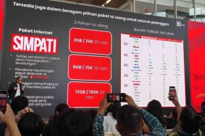 VP Prepaid Consumer Marketing, Adhi Putranto menjelaskan paket internet Simpati atas panggung acara perayaan ulang tahun ke-30 Telkomsel di Telkomsel Smart Offfice (TSO), Jakarta Selatan
