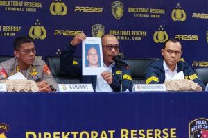 Direktur Reserse Kriminal Umum Polda Metro Jaya Kombes Pol Wira Satya Triputra mengungkapkan tampang ketua ormas PP Kota Tangerang Selatan berinisial MR yang kini masuk dalam daftar pencarian orang
