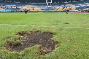 Situasi kerusakan lapangan Stadion Gelora Bandung Lautan Api (GBLA) usai Bobotoh melakukan invasi di momen penyerahan piala juara Liga 1 2024-2025 kepada Persib Bandung. (Foto Istimewa)