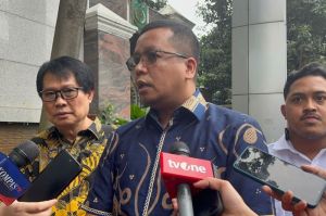 Koordinator Koalisi Masyarakat Sipil Anti Korupsi, Ronald Loblobly saat ditemui di depan kawasan Kejaksaan Agung, Jakarta, Senin (26/5/2025). (Shela Octavia)