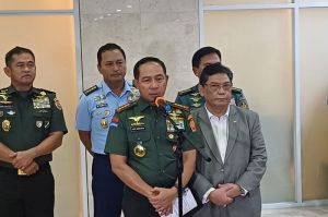 Ketua Komisi I DPR RI Utut Adianto (kanan) bersama Panglima TNI Agus Subiyanto usai rapat tertutup di Gedung DPR RI, Senin (26/5/2025).(KOMPAS.com/Tria Sutrisna)