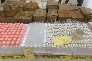 Skincare palsu yang diproduksi delapan pelaku di Babelan, Kabupaten Bekasi.(ACHMAD NASRUDIN YAHYA/KOMPAS.com)