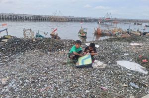 Tumpukan limbah kulit kerang setinggi lima meter di pinggir pantai Cilincing, Jakarta Utara.(KOMPAS.com/ SHINTA DWI AYU)