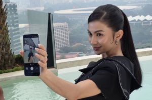 Team Galaxy Samsung Galaxy S25 Edge selfie Gen Z dengan kamera ultrawide 12 MP Samsung Galaxy S25 Edge.(KOMPAS.com/ Galuh Putri Riyanto)